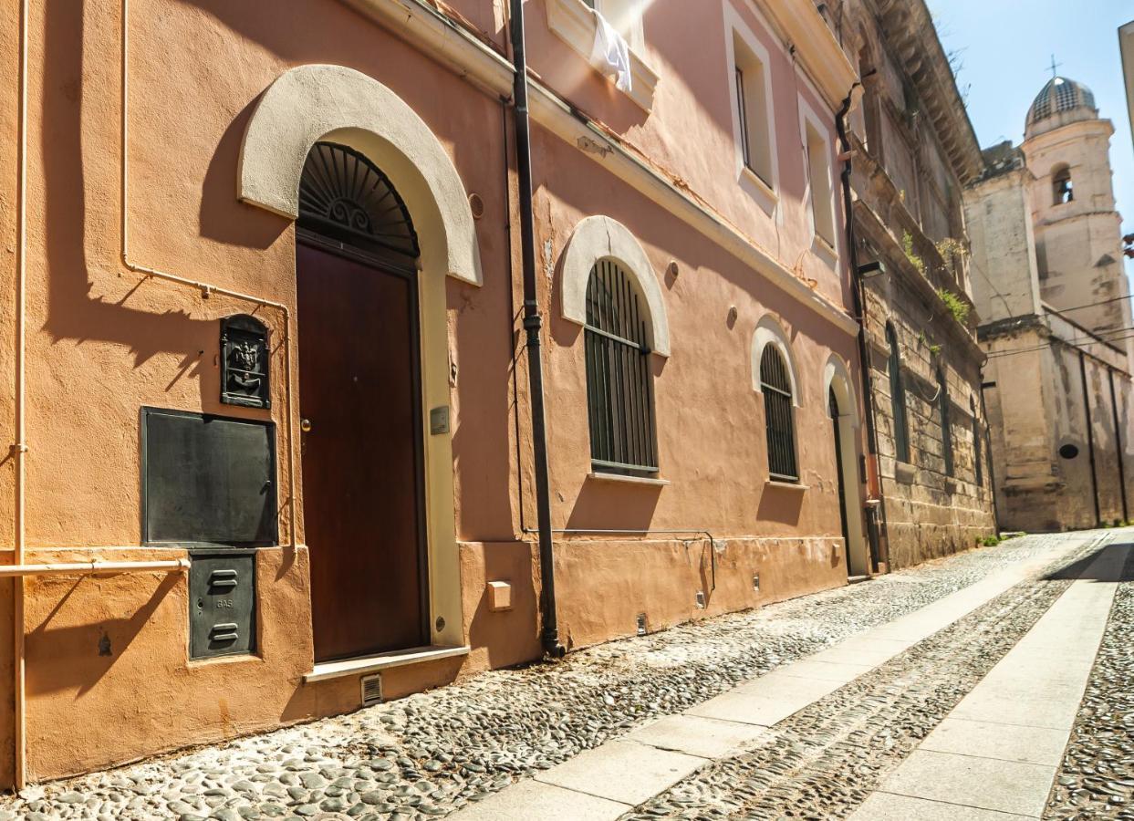 Suite Home Al Centro Di Sassari Bagian luar foto